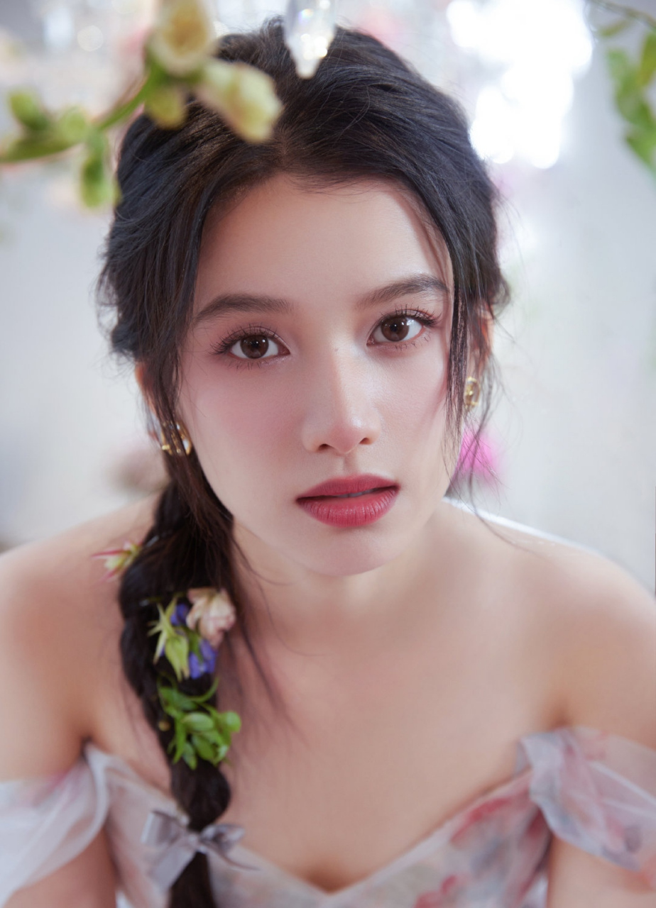 张婧仪# 身穿碎花溜肩连衣裙,甜美清纯的容颜,窈窕曼妙的身材,宛如花