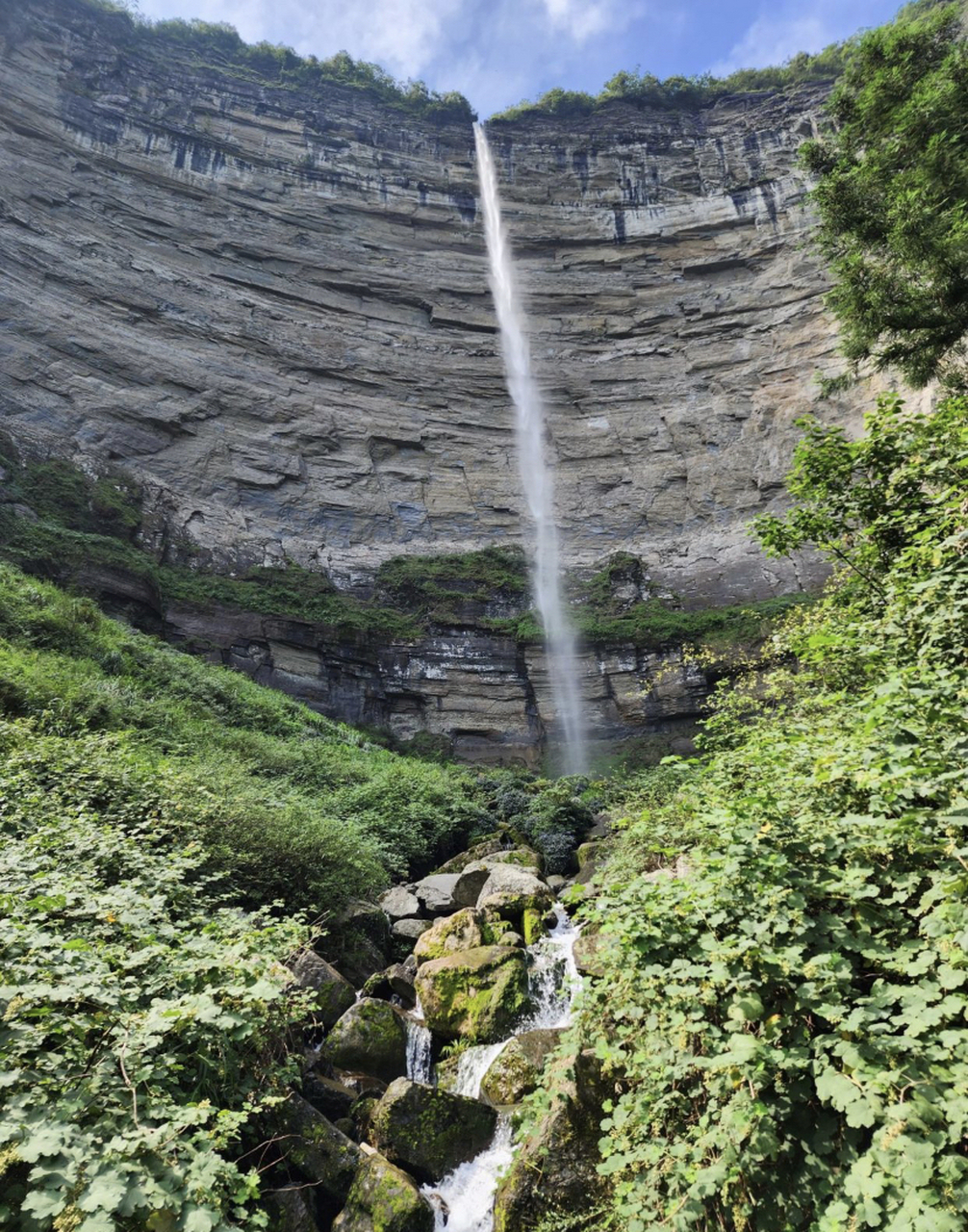 南川马尿水瀑(龙岩瀑布)位于重庆市南川区龙岩景区石板沟景点之南,是