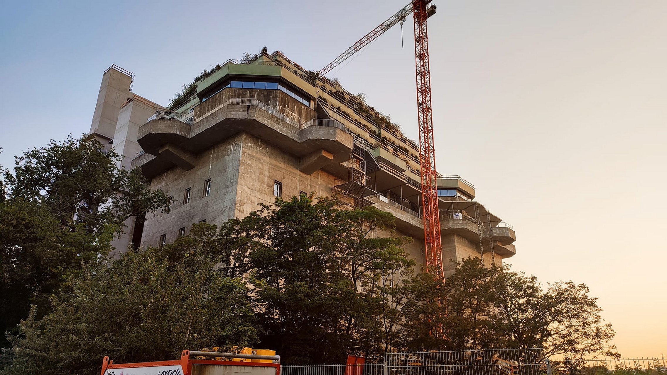 戰後德國漢堡市,改建中的巨型防空炮塔.它是二戰軍事奇觀之一!