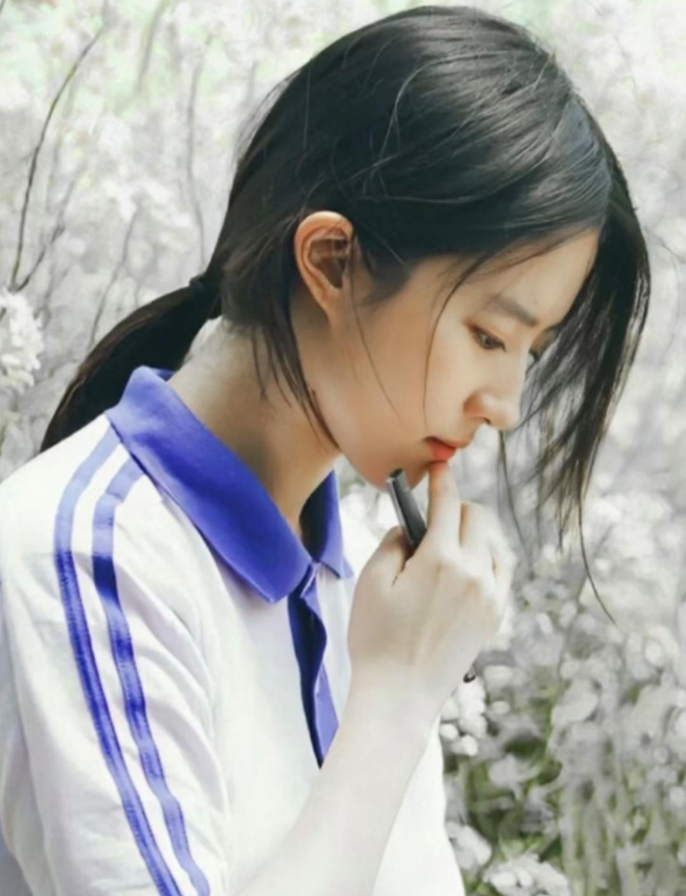 刘亦菲今天的造型就像穿校服的女孩子清纯可爱,低着头好像在想着今天