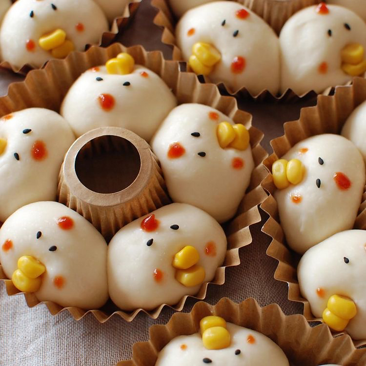 给面食整点花样# 把面食做出新花样～ 太可爱了,就用点小玉米粒,小