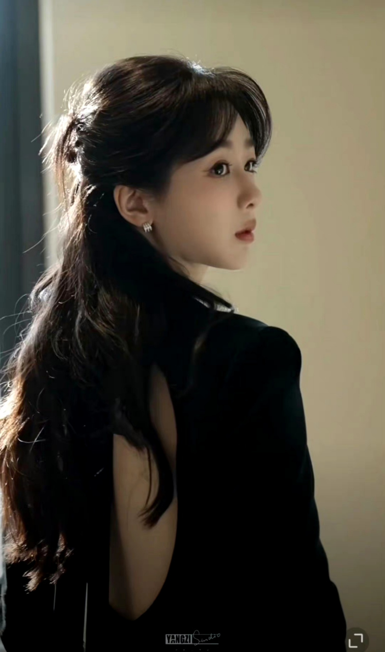 杨紫黑色丝绒西装,状态真不错