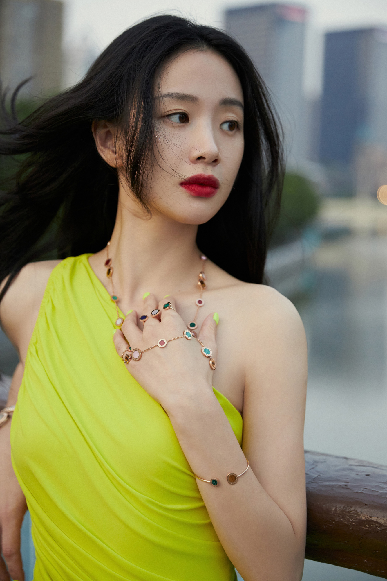 李梦荧光黄单肩紧身连衣裙彰显姣好身材,色彩冲击力好强!