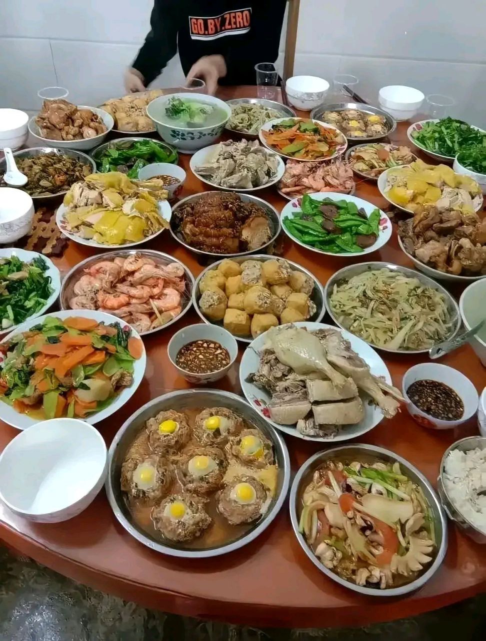 去参加朋友的生日,一桌子菜没有什么特色,朋友说这是她花了260块钱在