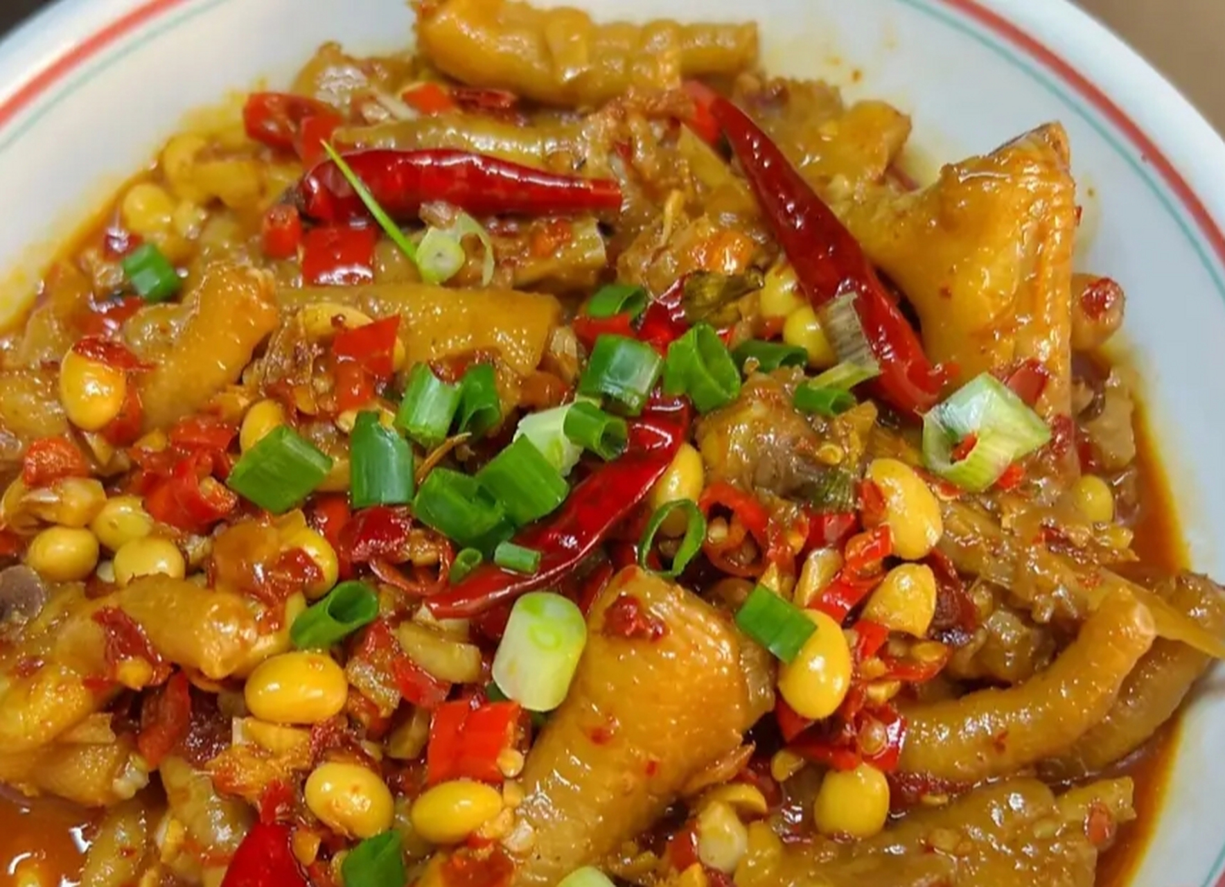 我的美食分享#  黄豆炒鸡爪  食材:鸡爪,番茄黄豆,葱姜蒜,小米辣