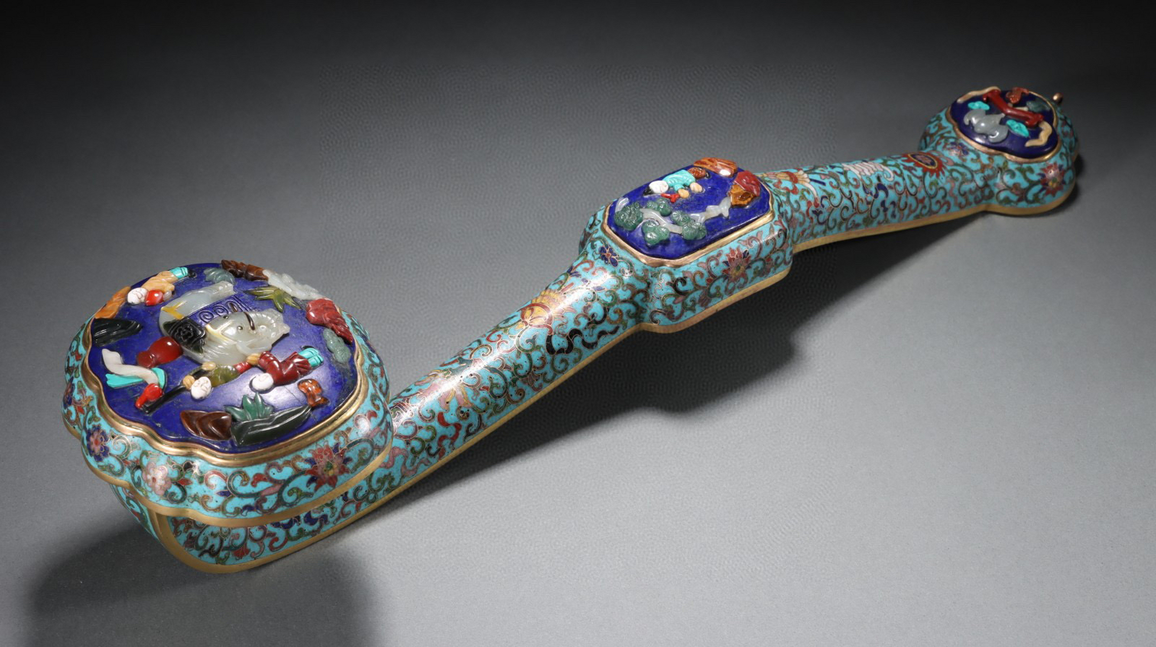 清乾隆 铜胎掐丝珐琅嵌宝石如意 规格:长45cm宽10.5㎝高9.5㎝重1129g