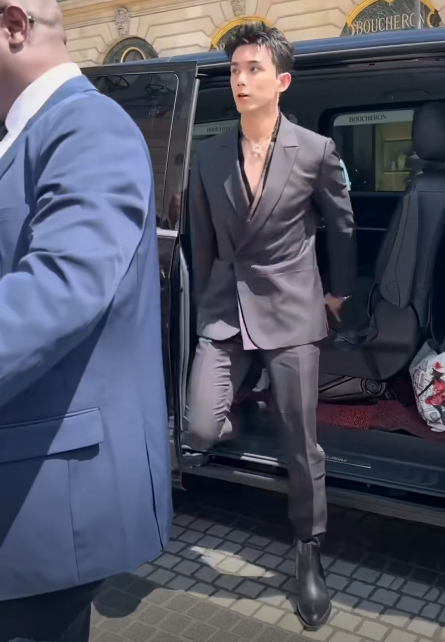 吴磊一身黑西装亮相,个子那么高还穿高跟皮鞋,整个人更有型了,一下车