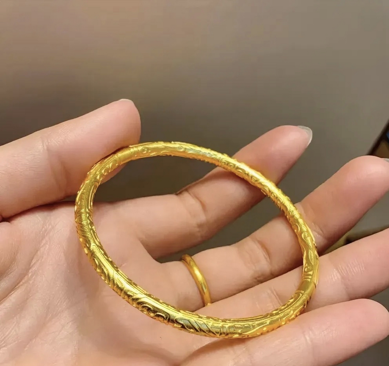 下午在珠宝店试戴一款新黄金手镯的时候,惊了我一身冷汗.