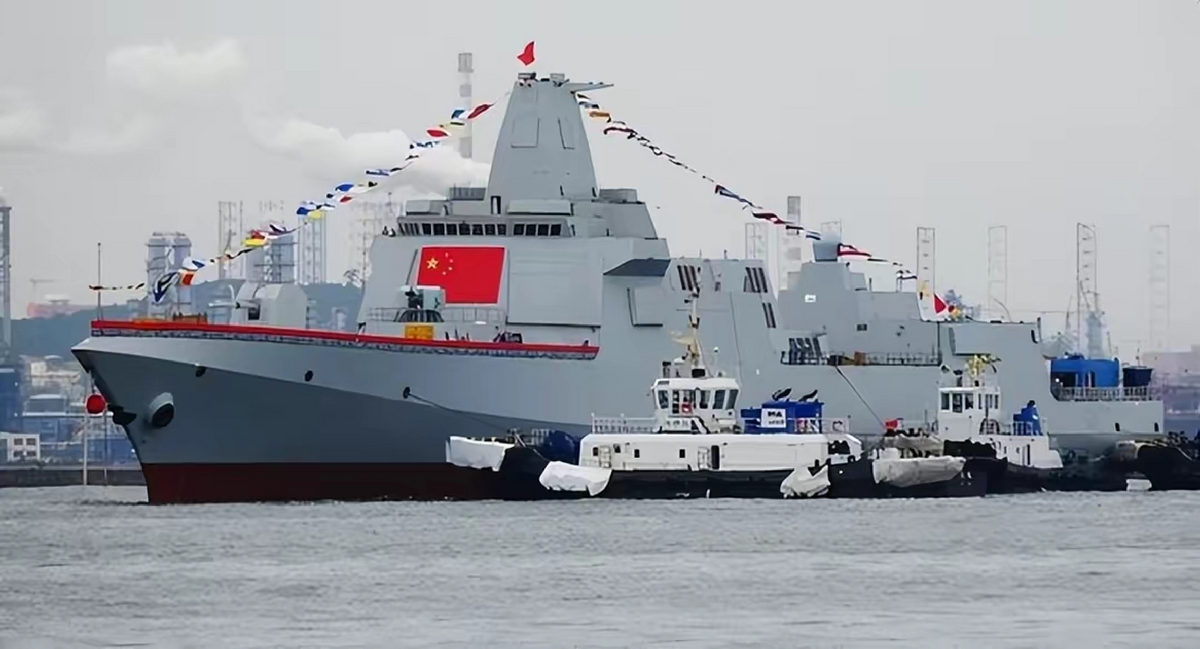 大家总是说055驱逐舰显小,这回经过对比还显小吗?