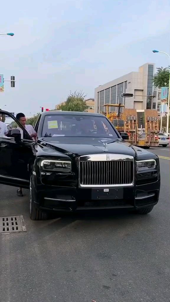 刷到的老板终究一日都能开上劳斯莱斯库里南