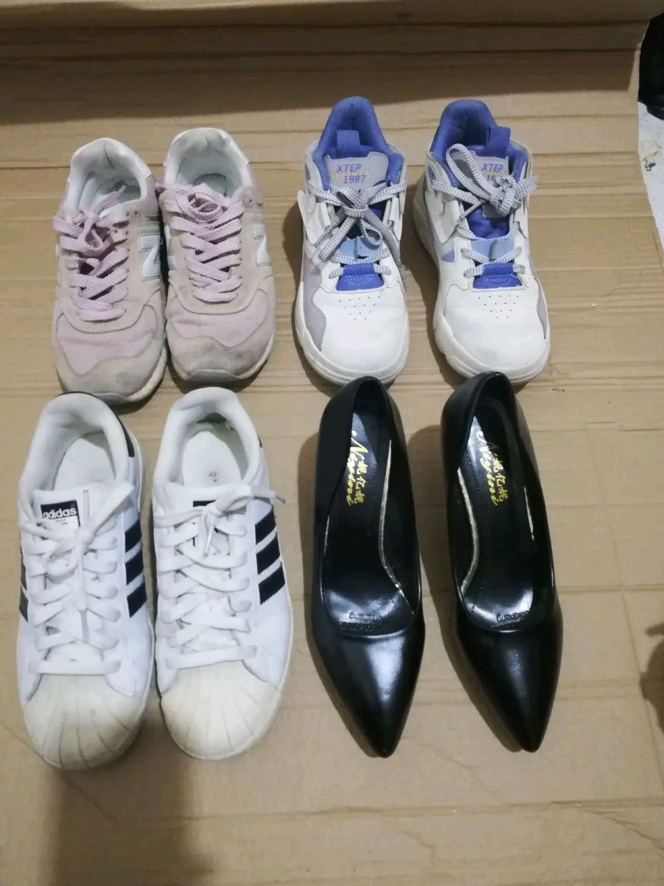 今天和老公吵了一架,原因是我在咸鱼上买了几双二手鞋子,老公知道后说