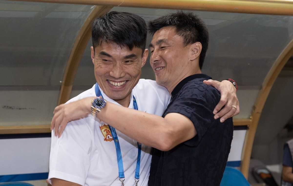 站好最后一班岗,李金羽辞职被拒 李玮峰踩郑智保级 广州队三不管