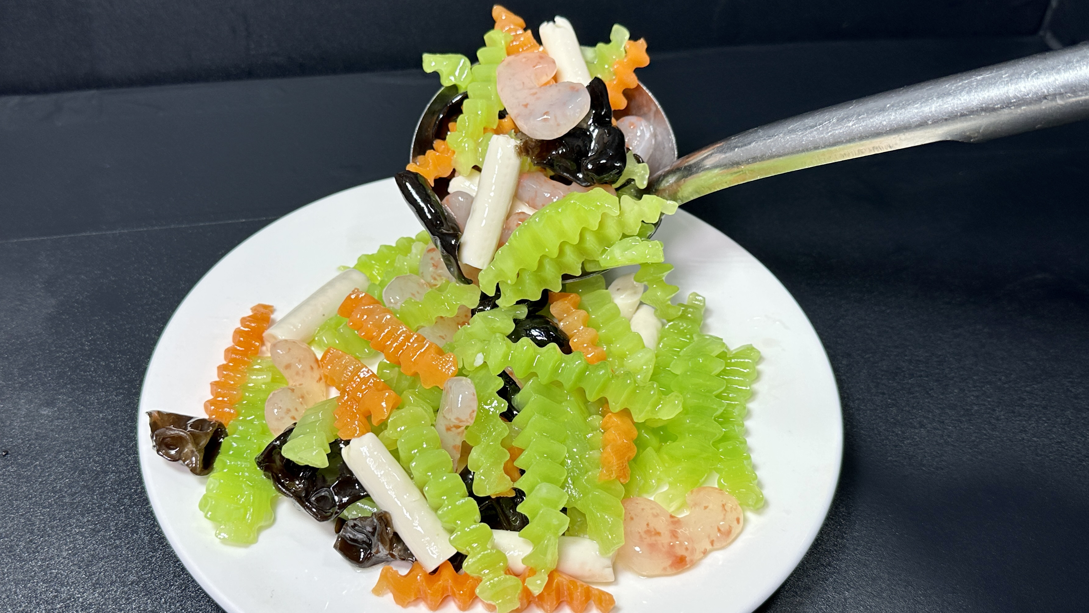 炒青笋就样做,咸香味美清香爽口,做法简单还好吃