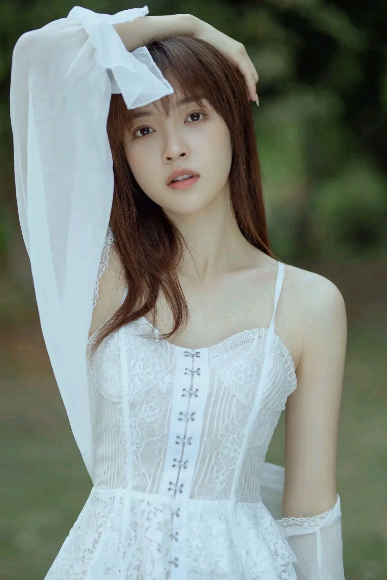 美少女一套白色清凉夏装,优雅的让男生心花灿烂.