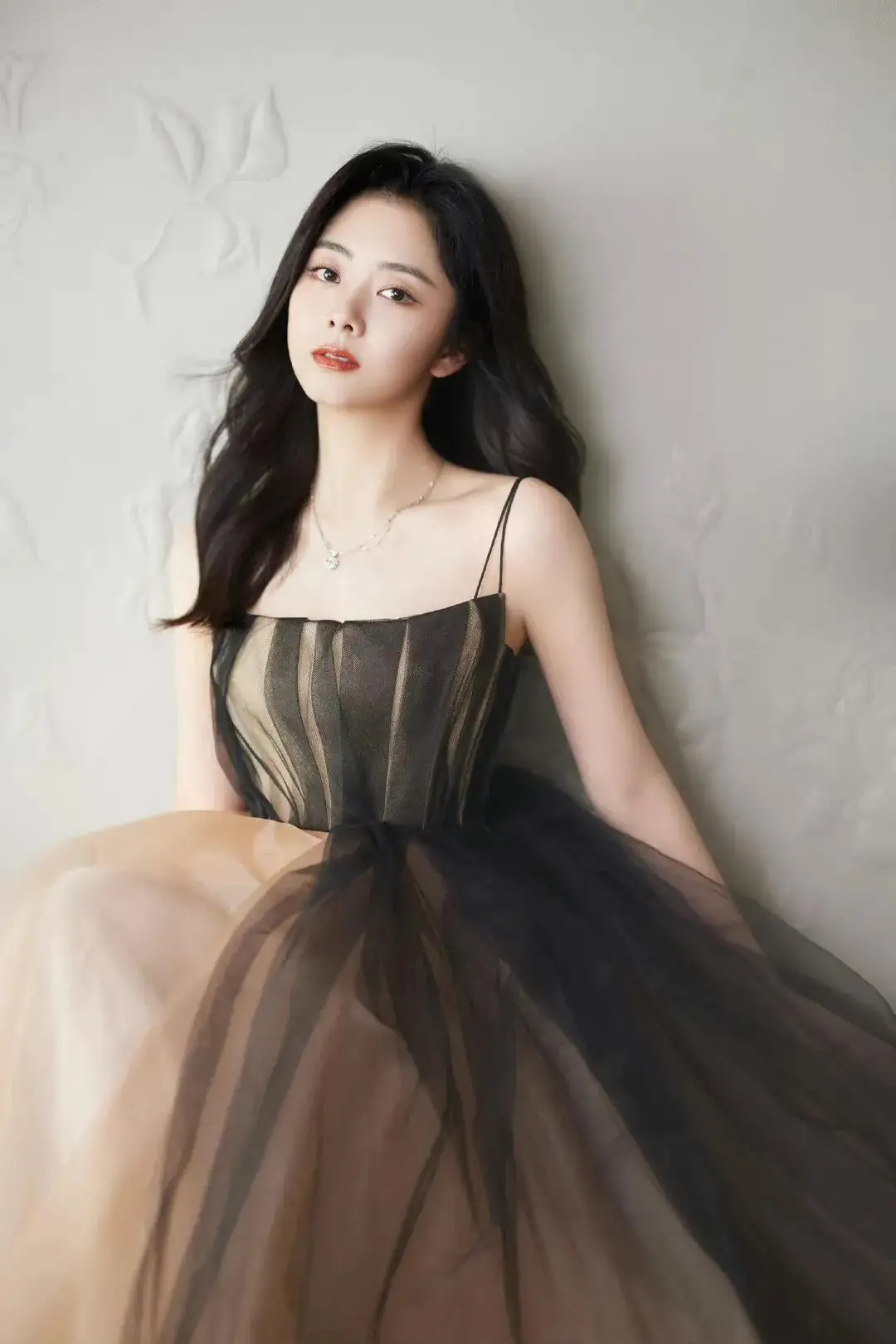 谭松韵长发飘飘,气质清新优雅