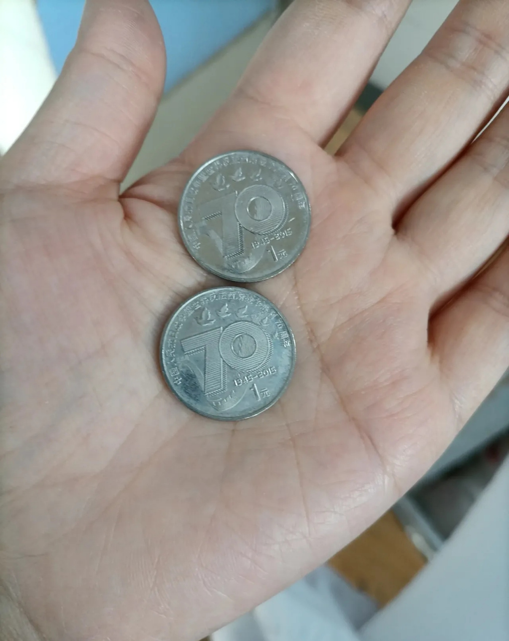 今早去买早点,店家算错账多收了我2元,然后店家找给我2枚硬币,当时走