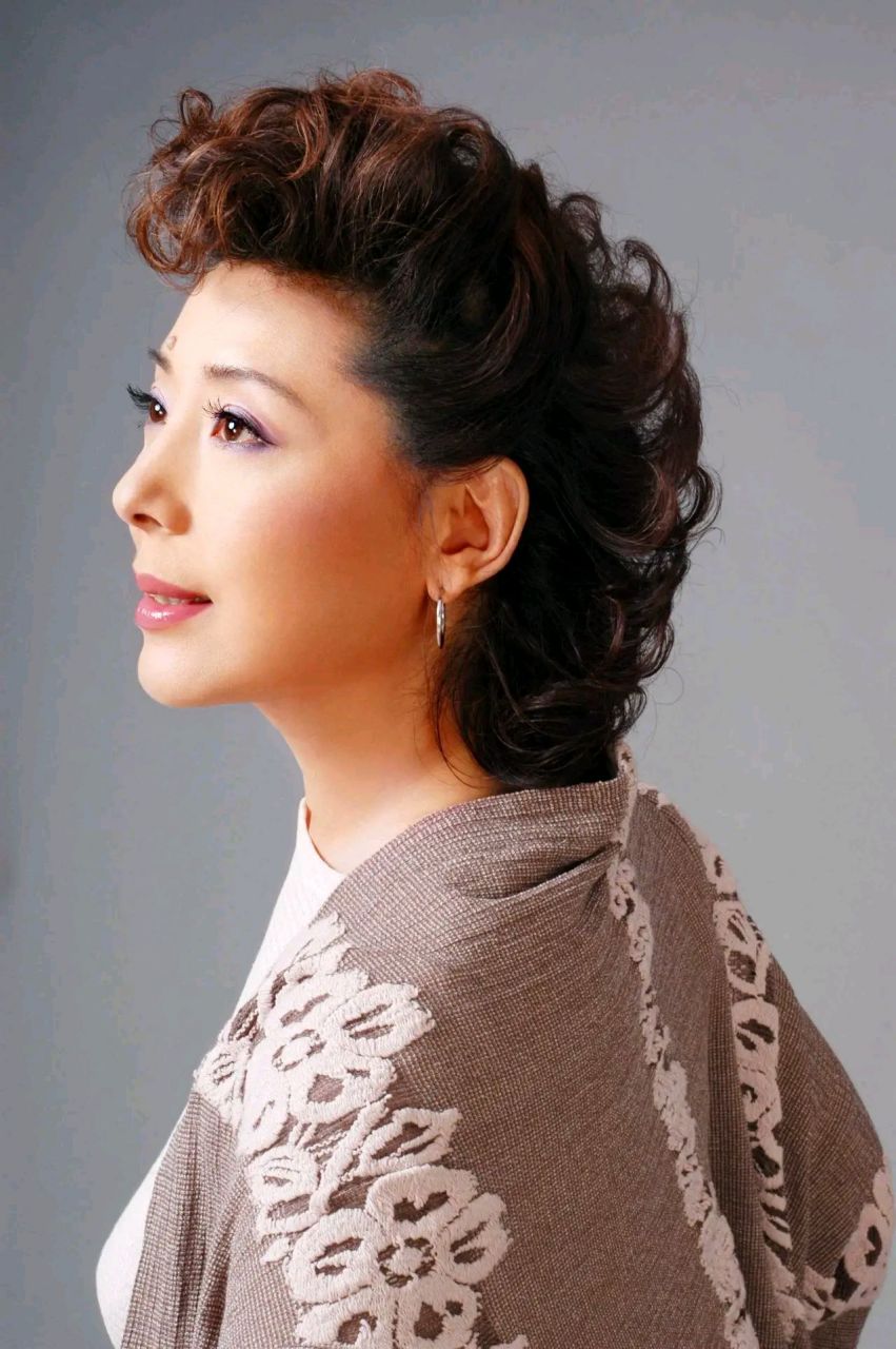 歌唱家关牧村,成名之后,去了天津钢锉厂,拜望师傅师娘  从小失去母爱