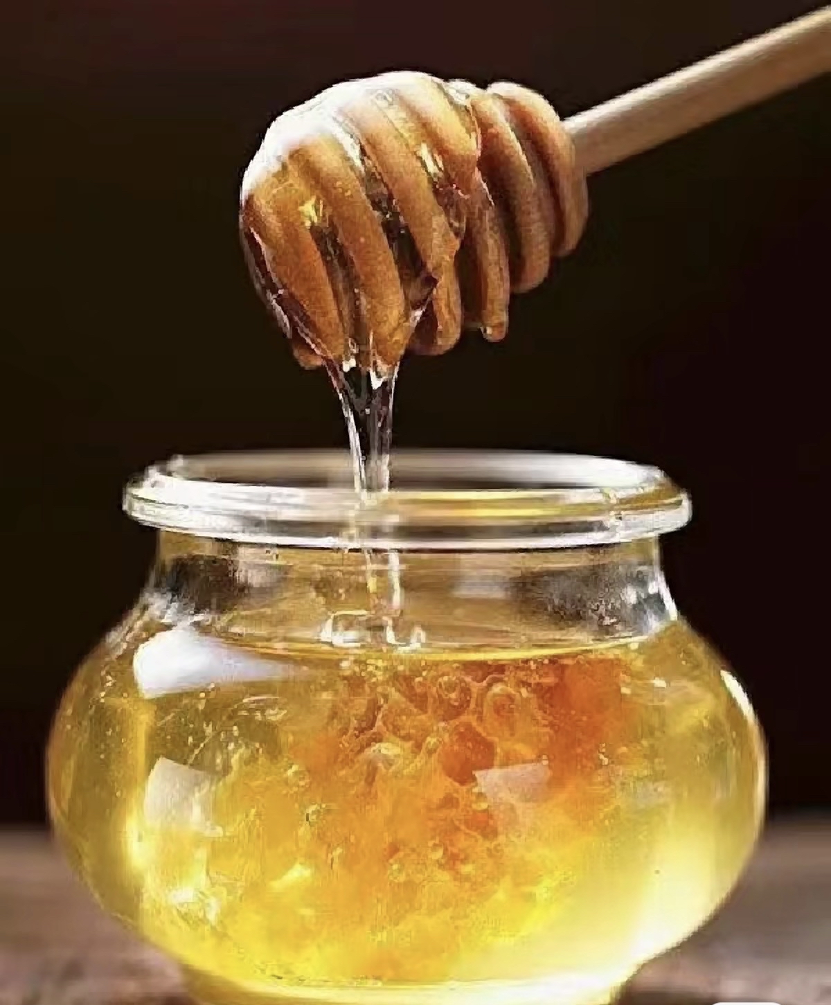 早晨喝蜂蜜水功效百度(早上喝蜂蜜水的作用与功效)