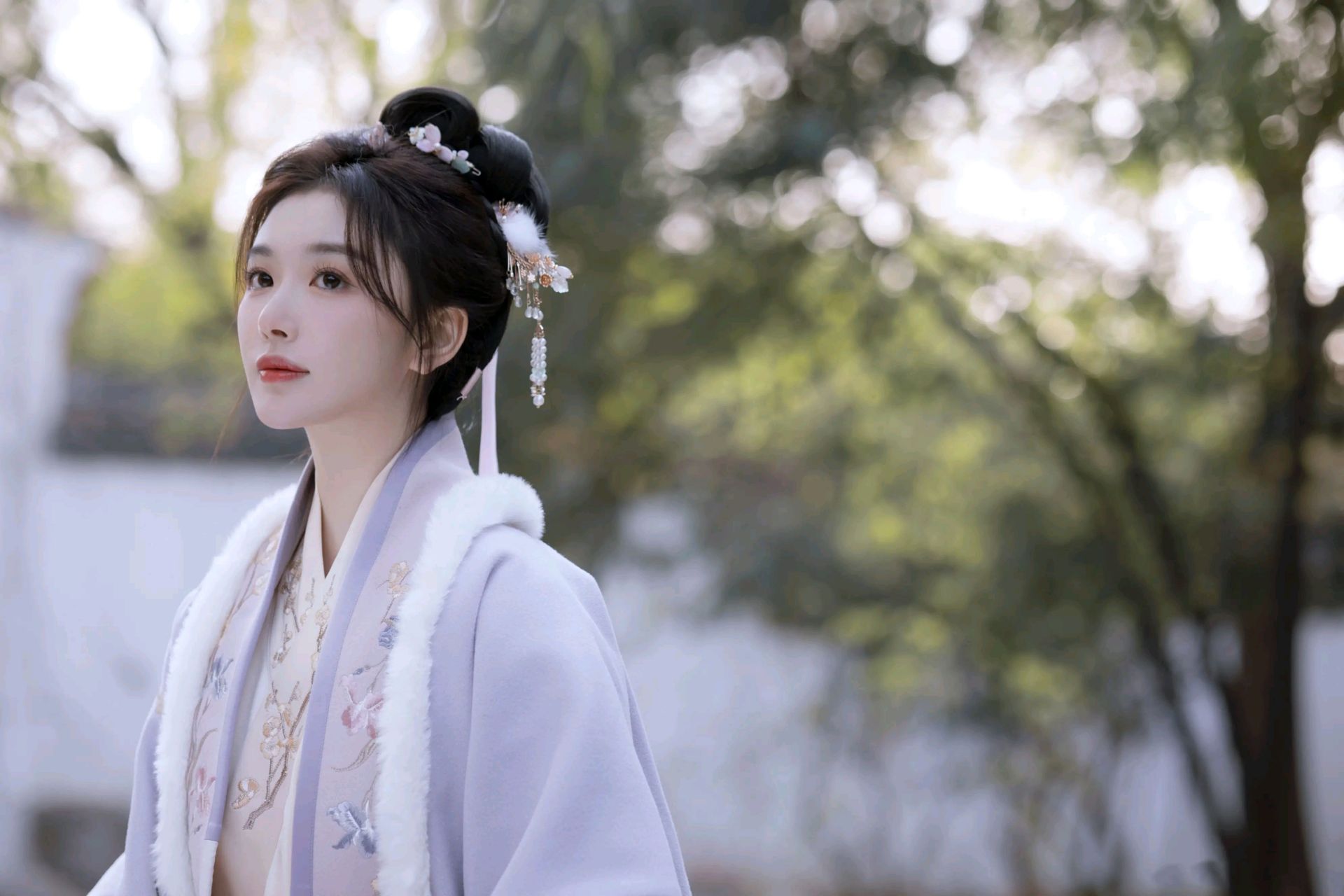 明星穿搭# #古典国风美人# #孔雪儿# 孔雪儿紫色汉服造型,温柔娴静