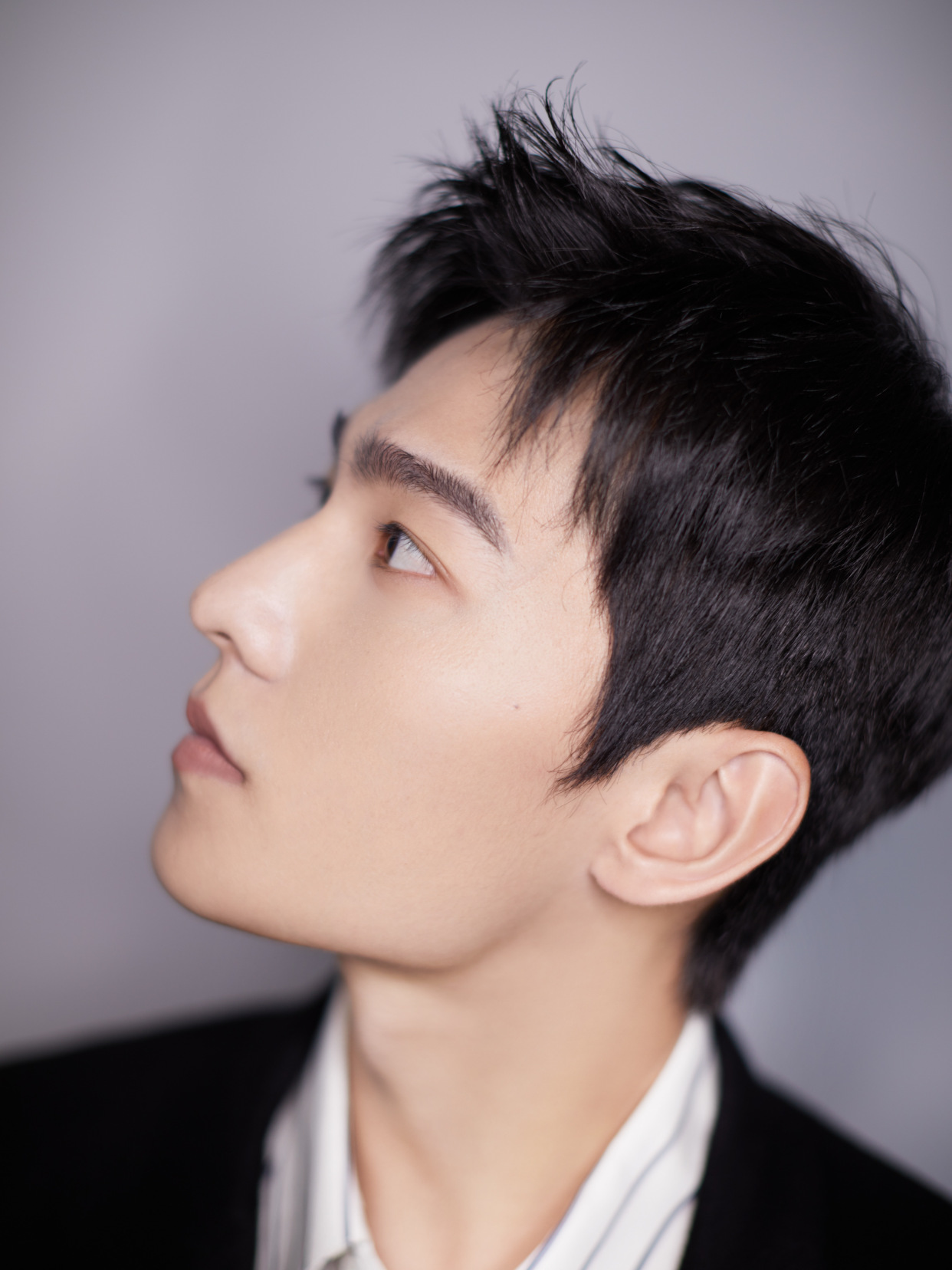 杨洋出席宣传活动,完美的侧颜和硬朗的下颚线真的太可以了