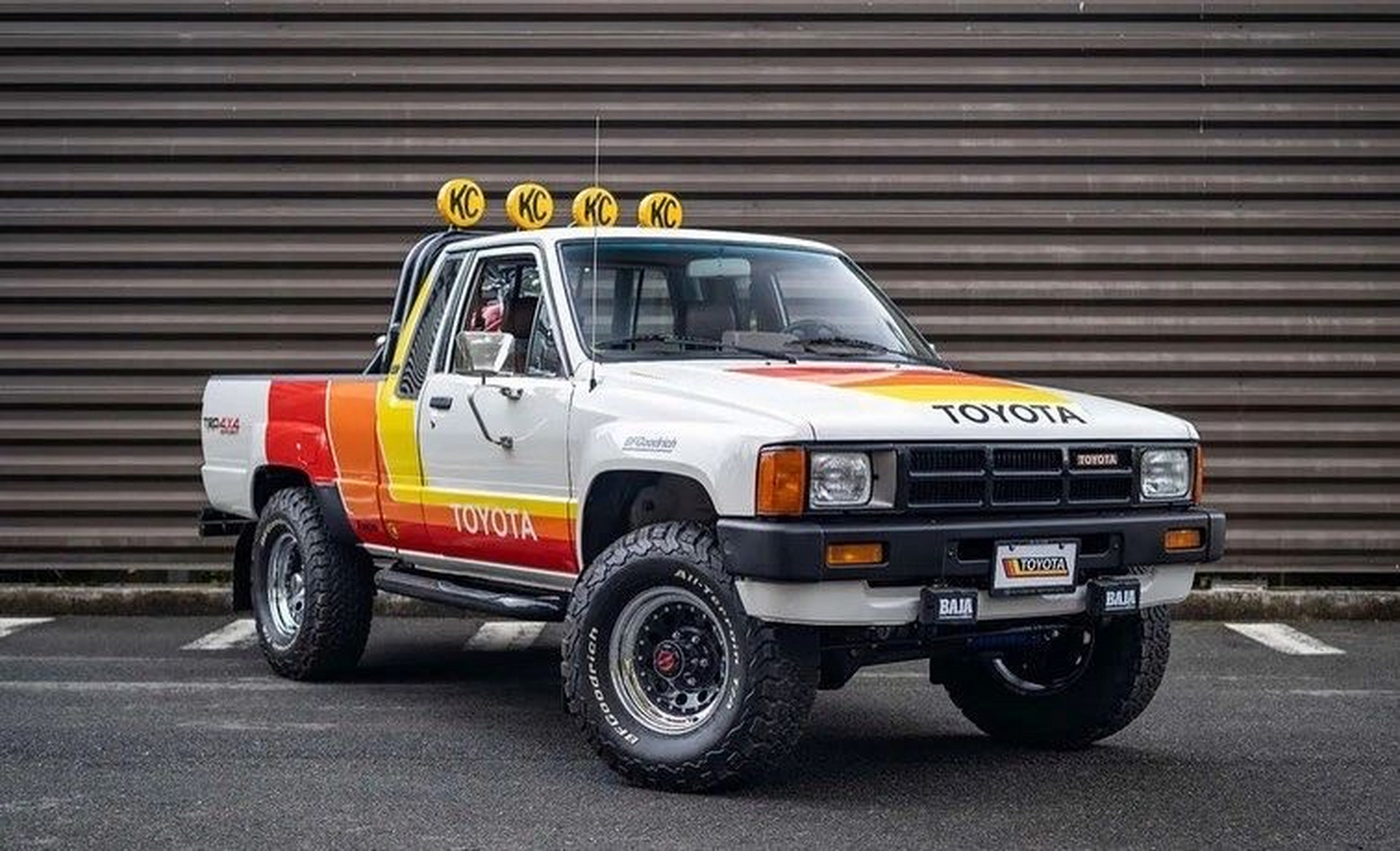 丰田海拉克斯hilux 1985,第一代海拉克斯单排皮卡,上面还附赠一辆1978