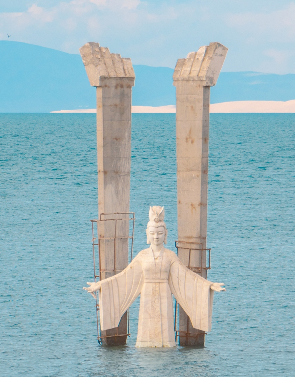 青海湖里的西王母,真的很壮观!