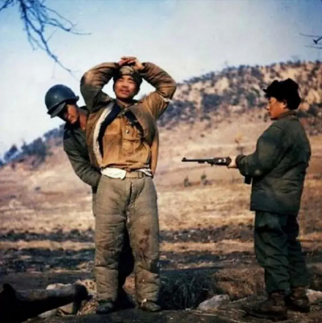 05  照片拍摄于朝鲜战争时期,我方一名志愿军不幸被俘,他的身前被南