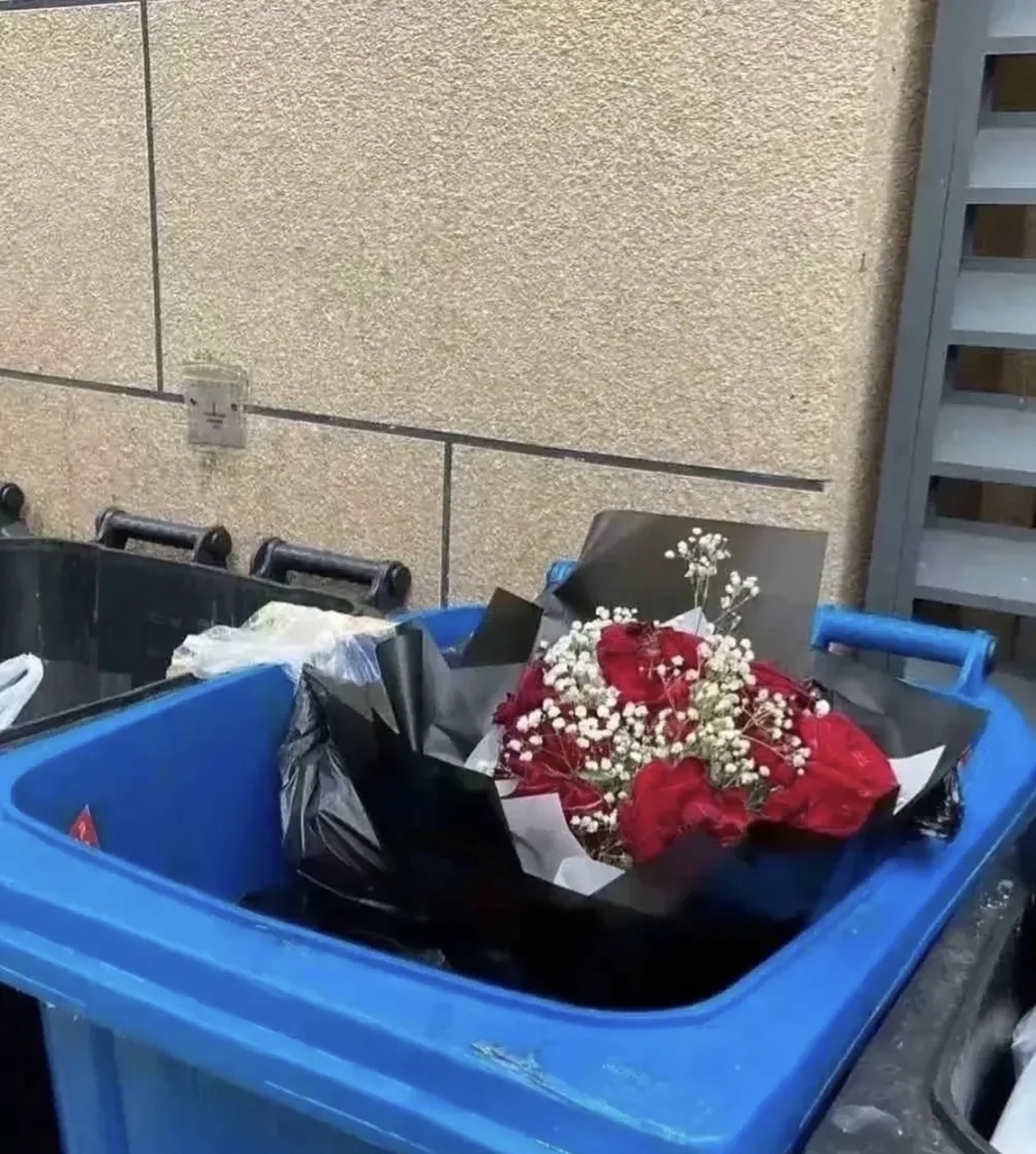 畸形的婚恋观 2月14日,西方情人节过后,许多的鲜花被遗弃在垃圾桶和