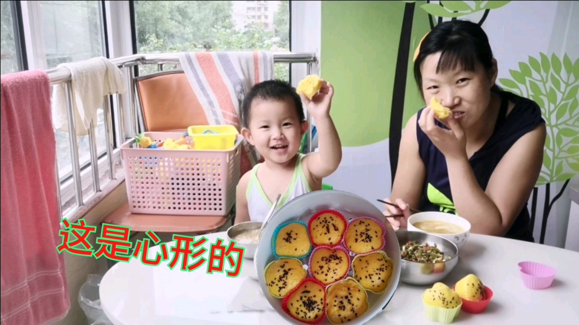 闺女这几天不好好吃饭,叶子做南瓜蒸蛋糕,香甜宣软,闺女吃高兴