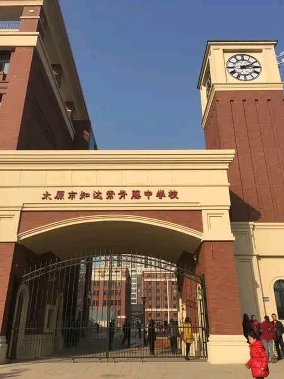 常青藤中学校2023年高考成绩:全校参加考试人数301人,600分以上人数