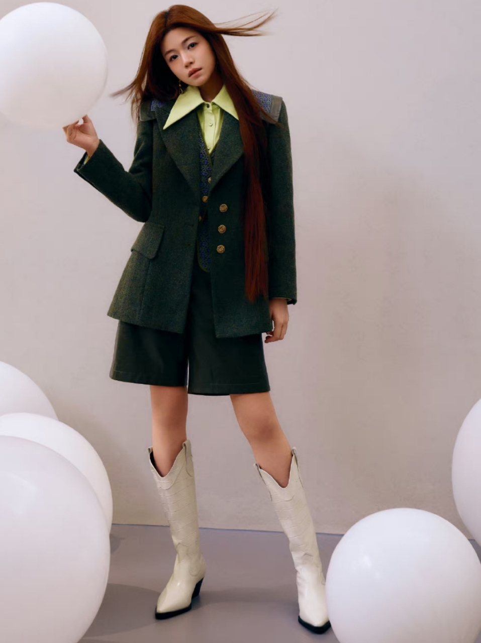 陈妍希时尚资源突然变好了,染一头棕发拍杂志星味十足.