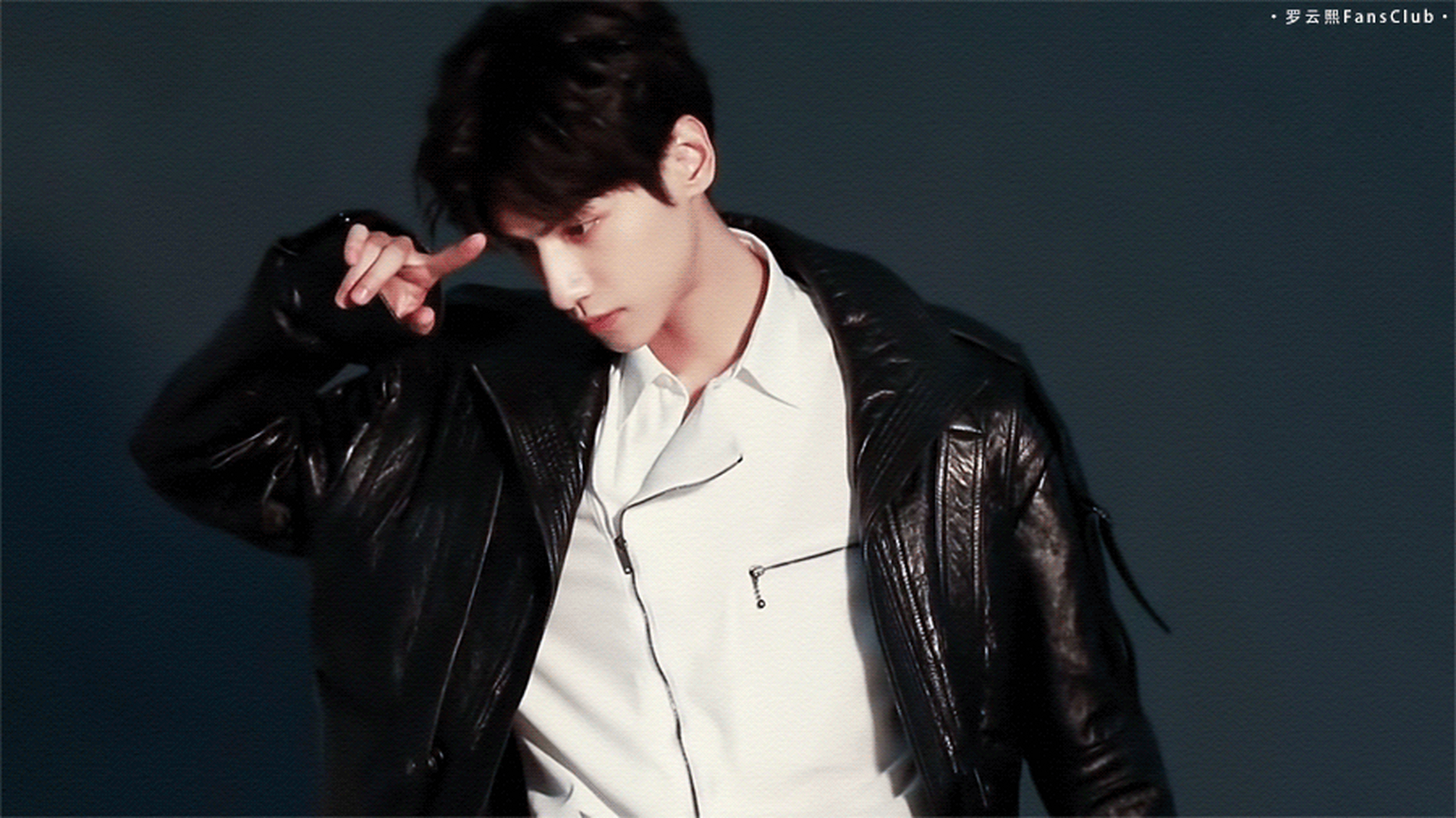很少见罗云熙穿黑色皮衣,带点野性有周小山的感觉了