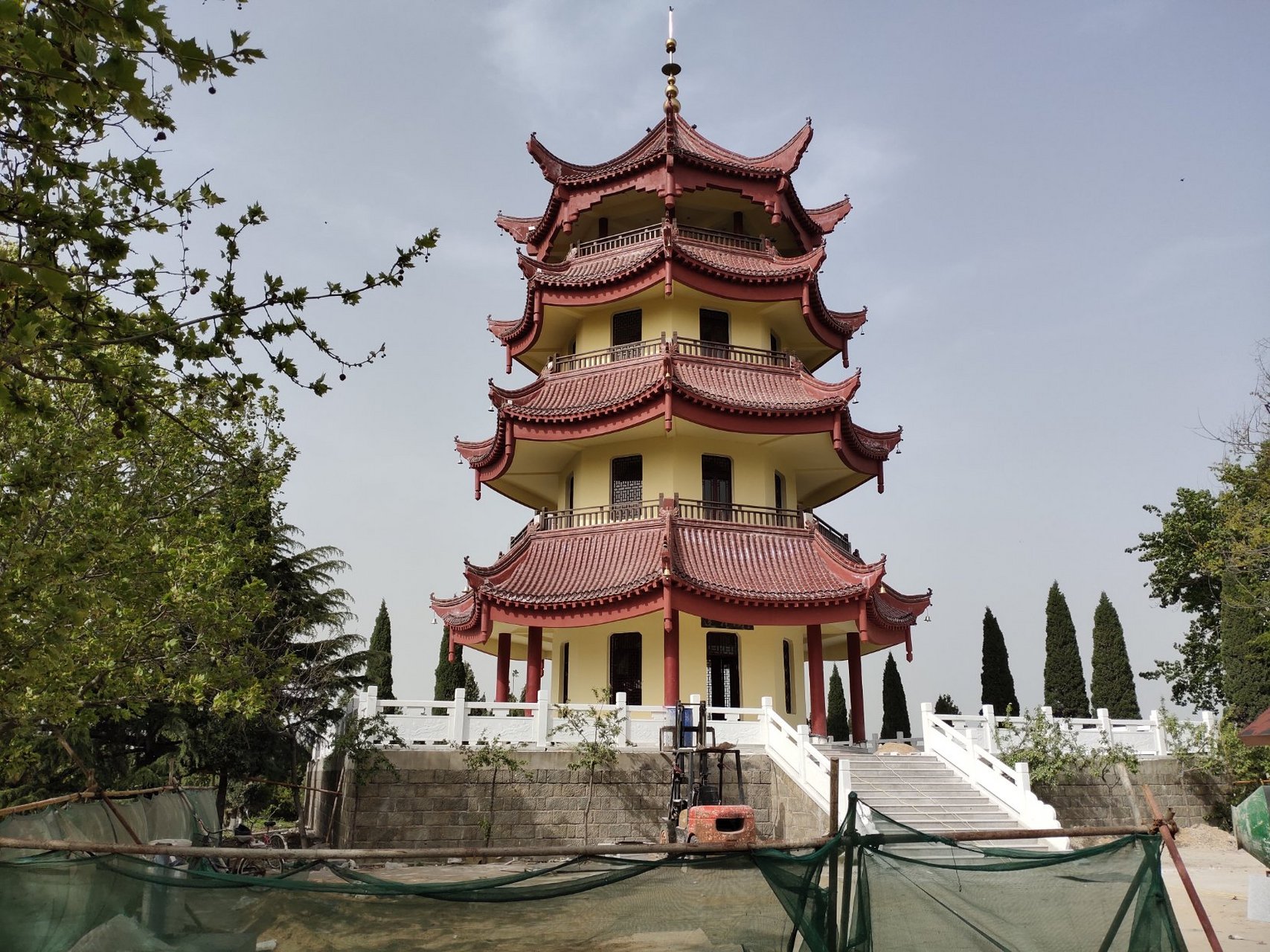 平邑莲花山公园莲花塔,是平邑莲花山公园的标志性建筑.