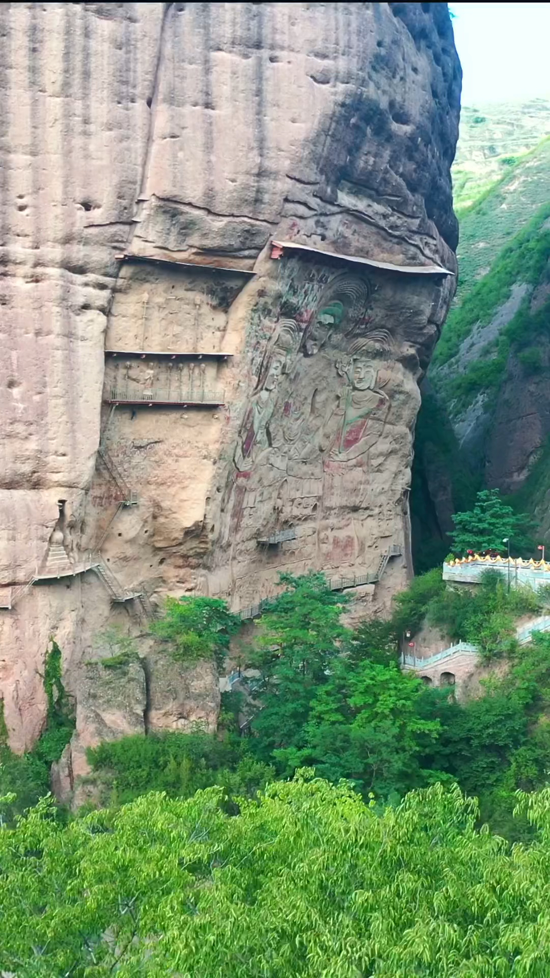 世界上最大的壁画! 居然雕刻在悬崖峭壁上,如何才能做到呢!