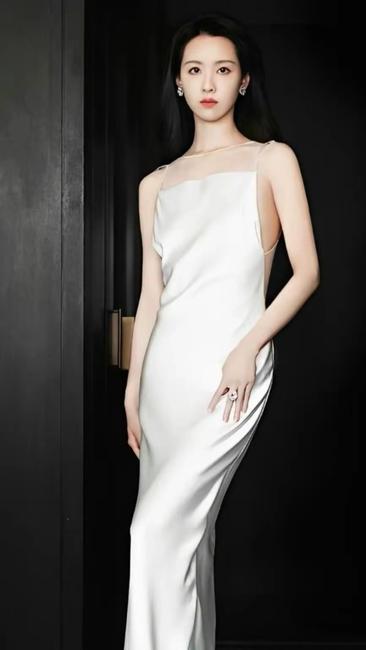网友:陈都灵一袭白色长裙大秀美背,雪肤玉貌又纯又欲性感撩人
