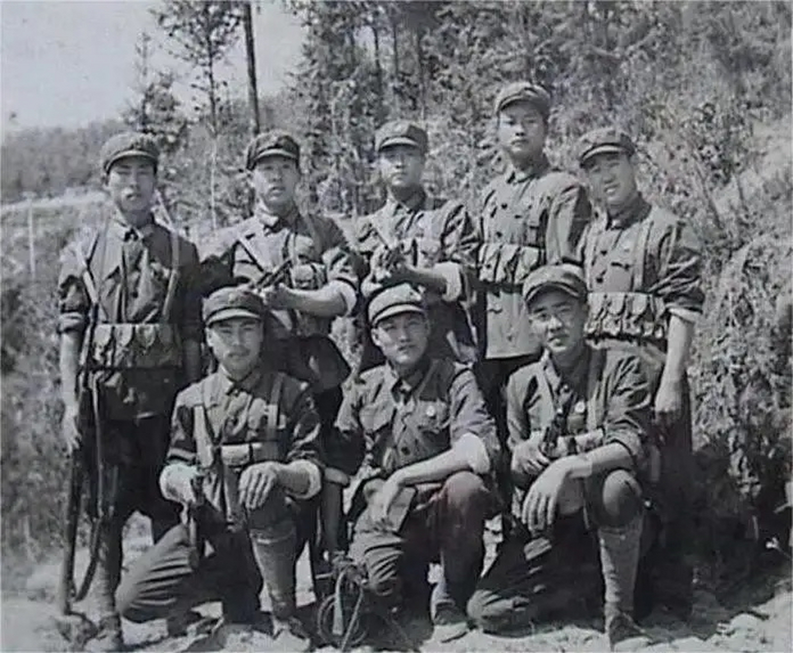 1979年,20岁的陈武贤掩护部队过宗梅吊桥时,突然感觉脖子一紧,被敌人