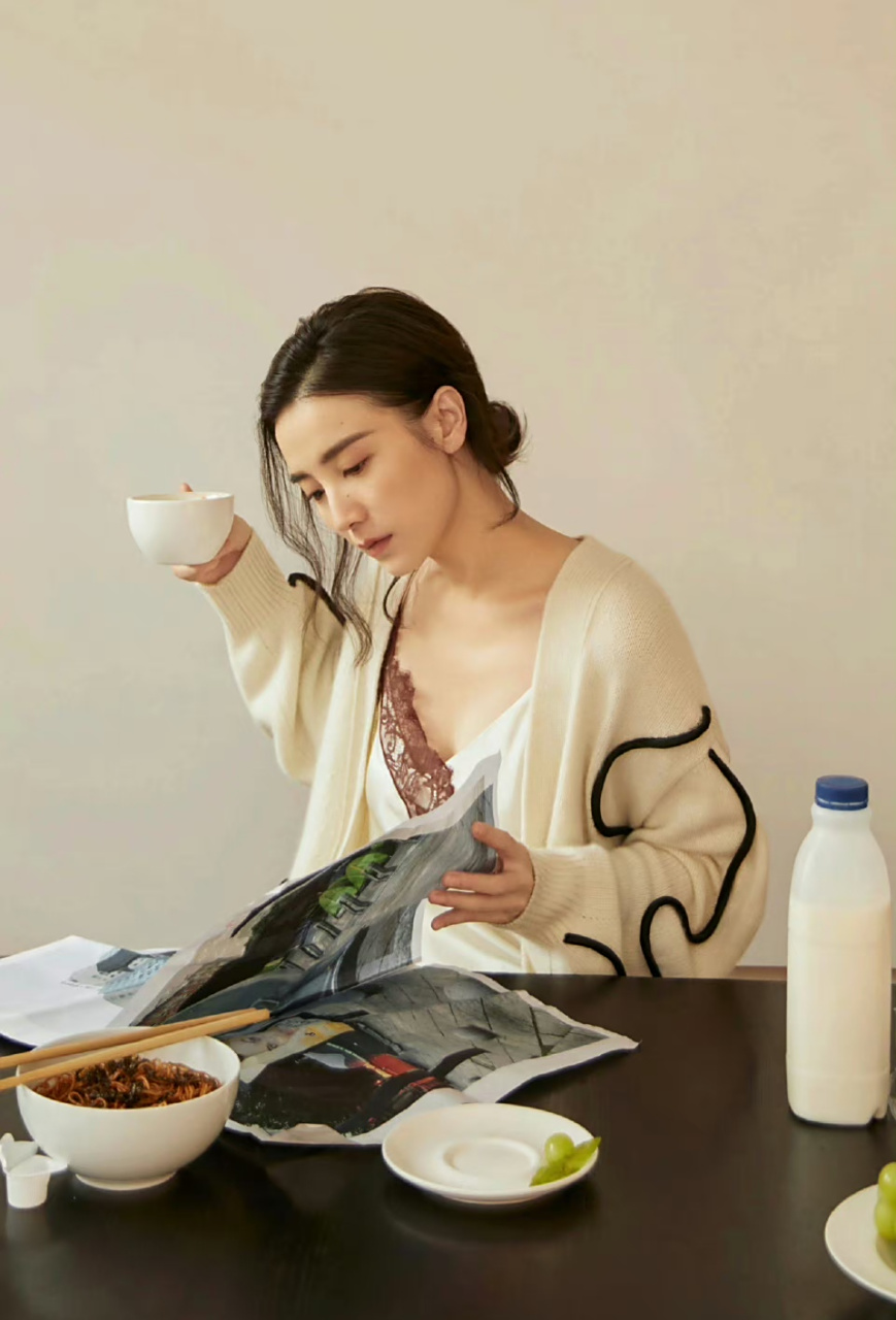 2012年,宋佳凭借电视剧《悬崖》获第18届上海电视节白玉兰奖最佳电视