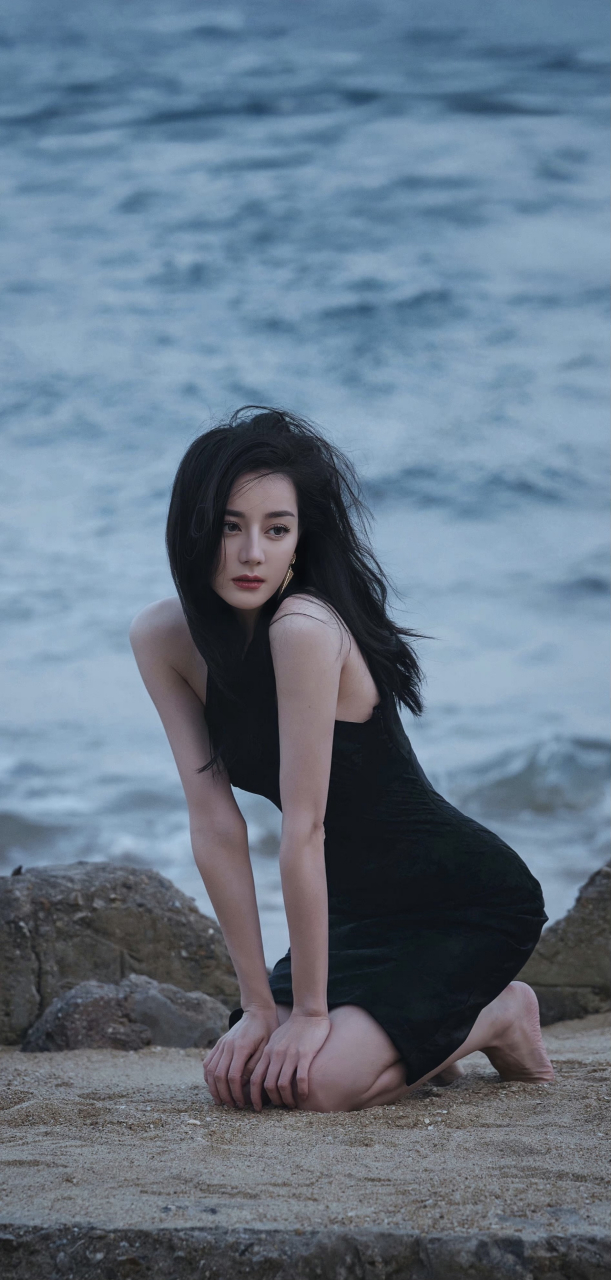 迪丽热巴海边写真,黑色幽灵还是黑色尤物!