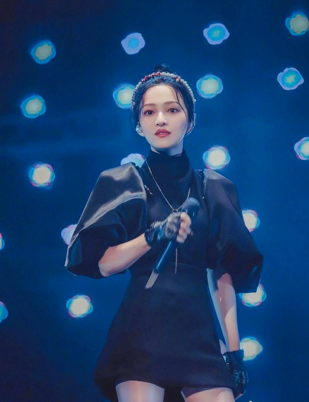 张韶涵算得上演唱会造型最多变的女歌手之一了吧#张韶涵# #每日娱乐
