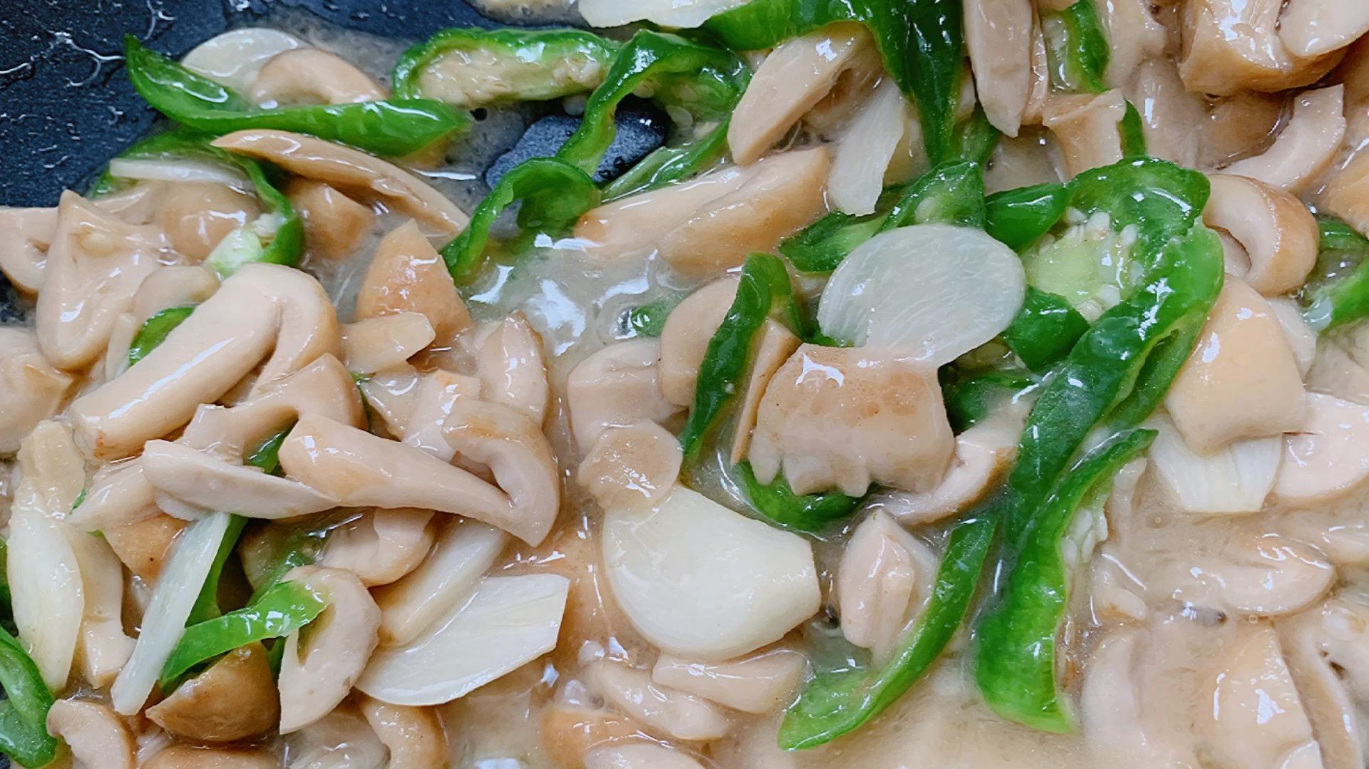 超级鲜的青头菌,剩的汤汁就能下两碗米饭,能在家自己做的菌子
