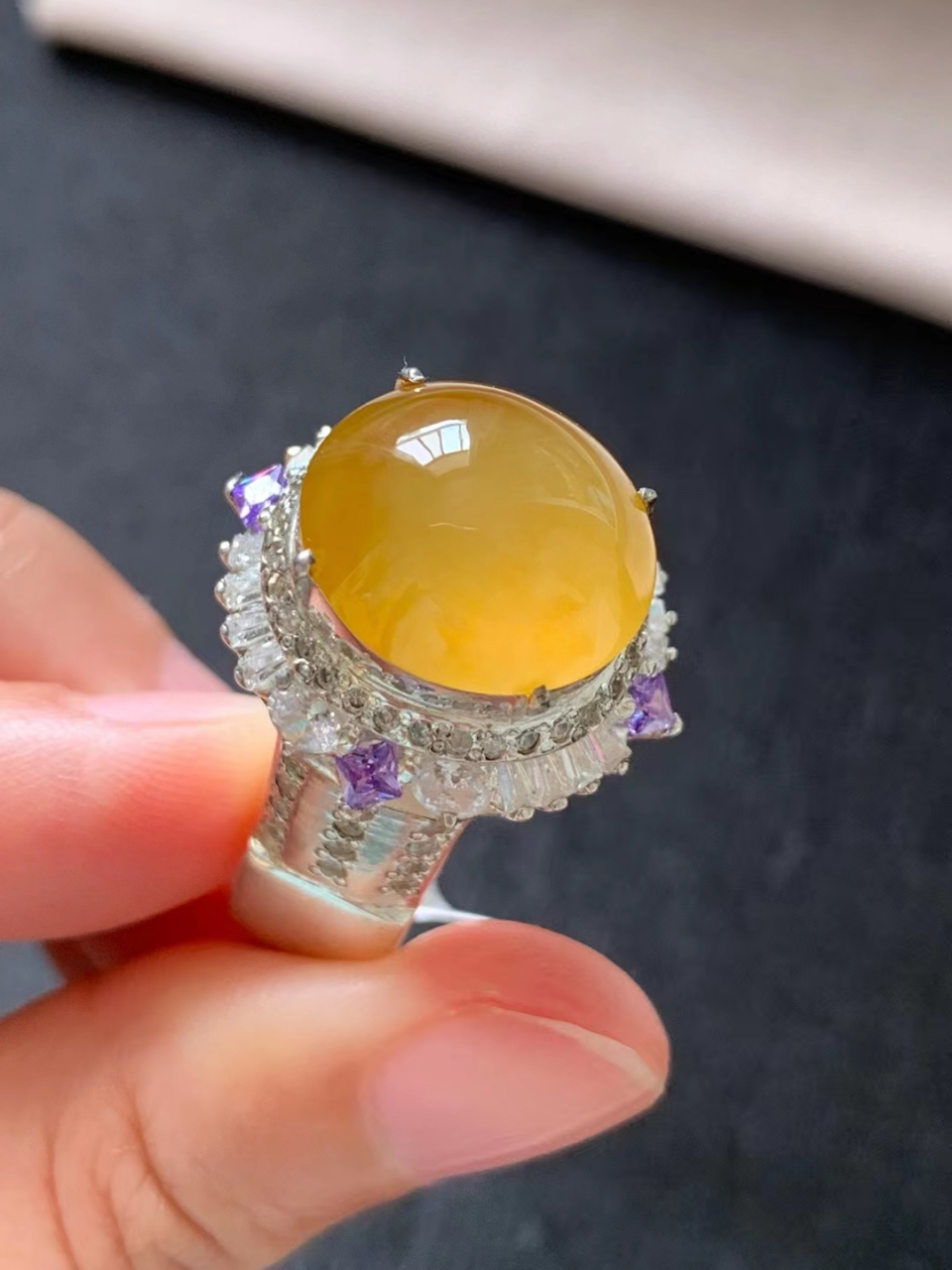 点击头像看直播# #翡翠# 高冰黄翡鸽子蛋戒面,鸡油黄色泽鲜艳明亮,种