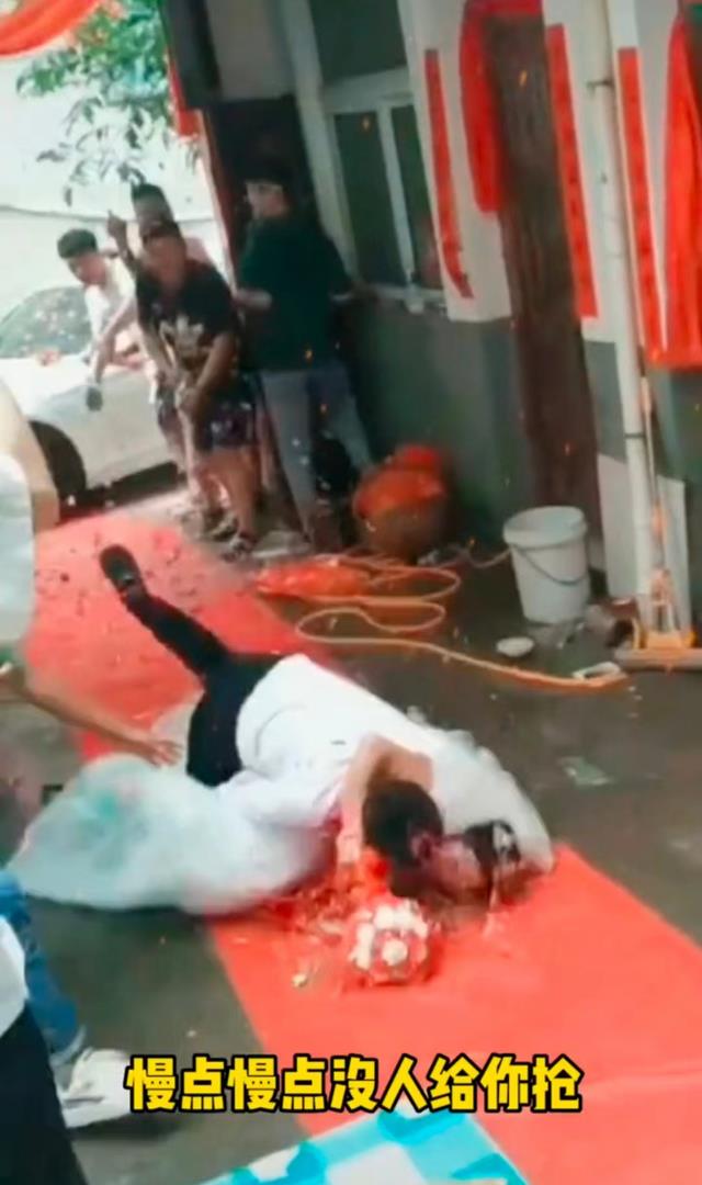 回顾一对新婚夫妇,新郎抱着120斤重的新娘摔倒,新娘痛得痛哭