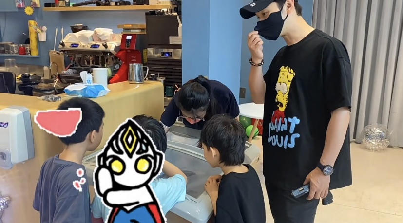 组图：黄晓明亲子餐厅带娃被偶遇网友称赞小海绵“又帅又礼貌”