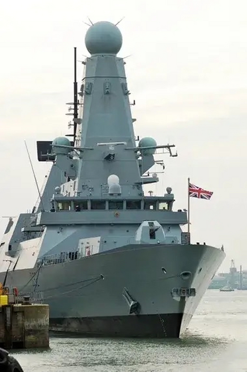 英国"勇敢"级驱逐舰,是英国二战以来最大型创新科技驱逐舰,又叫"45型"