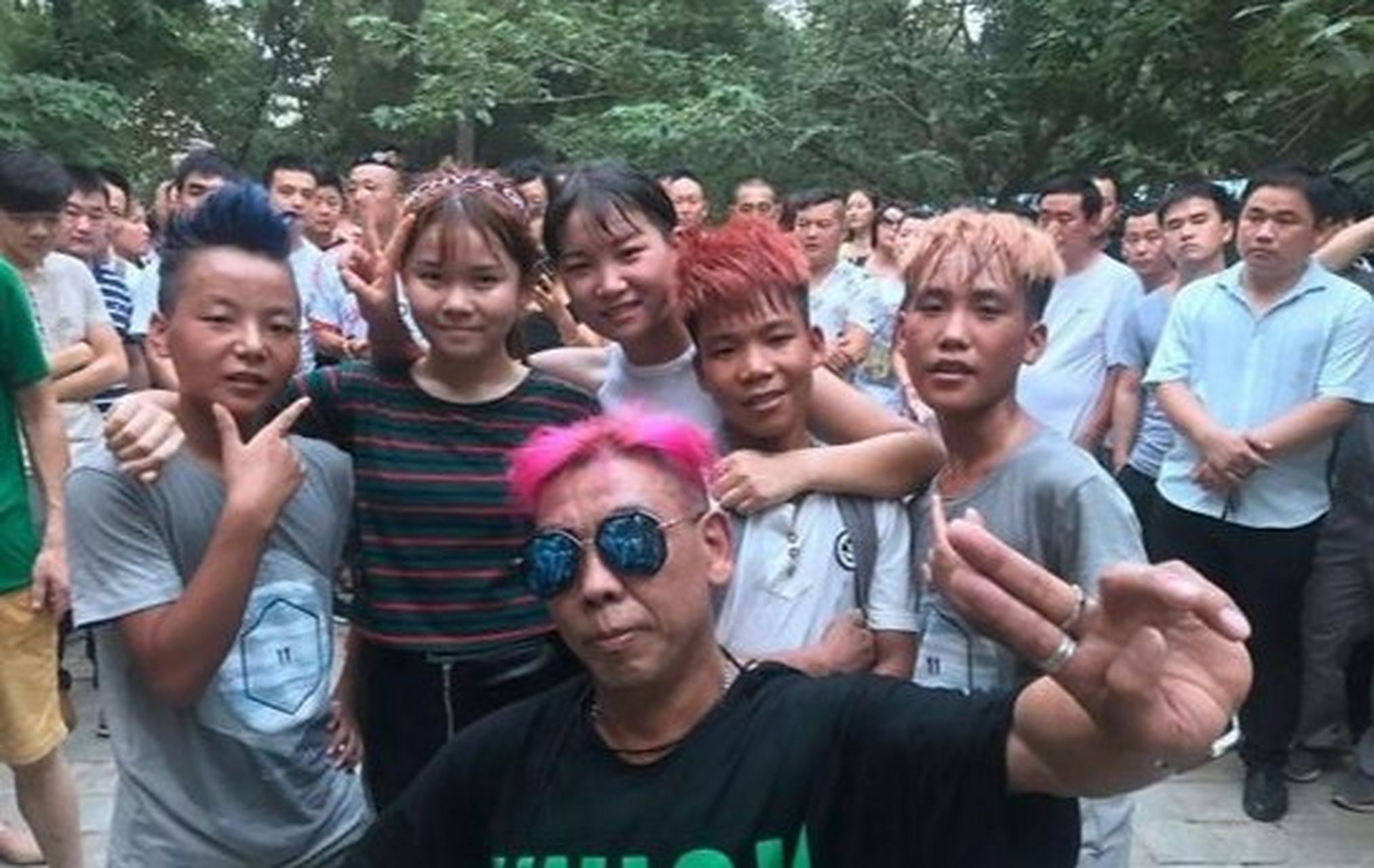 "红毛尬舞皇帝"今天(4月16日)凌晨去世 2017年郑