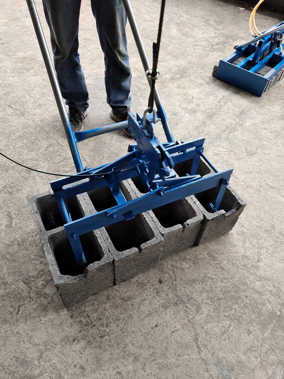 空心砖码垛机,空心砖装车机,水泥砖码垛机,使用免烧砖码砖机可使免烧