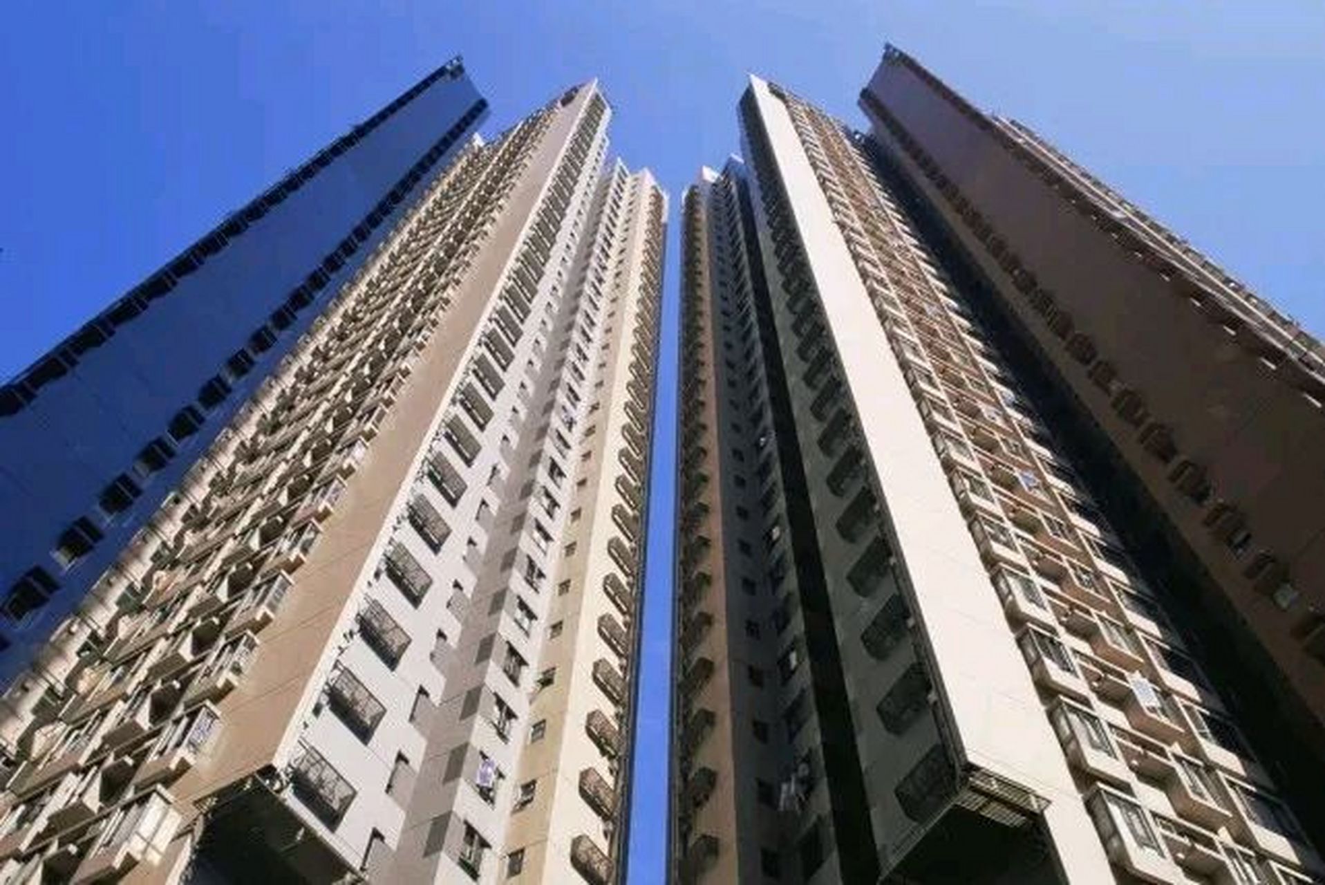住进28楼快4年了,真的没法再住下去了,人都快疯了.