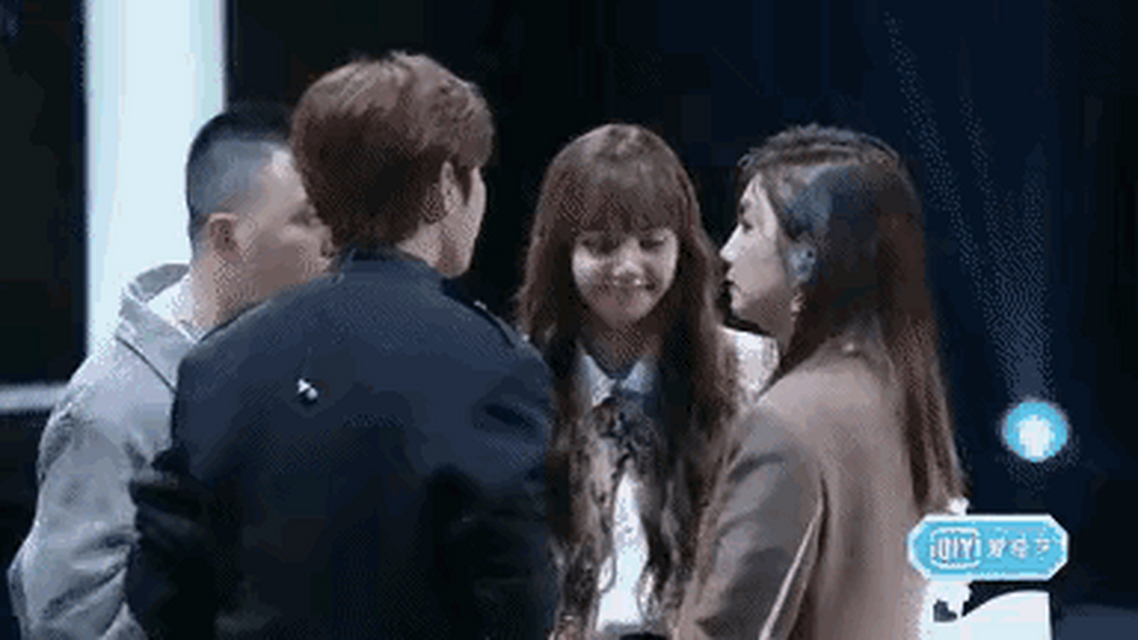 蔡徐坤看到lisa眼睛都直勾勾的了,是欣赏眼前的美,还是在想别的方面啊