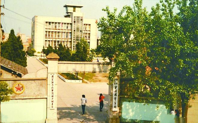 九十年代师范毕业当老师,你还记得第一个月的工资多少吗?