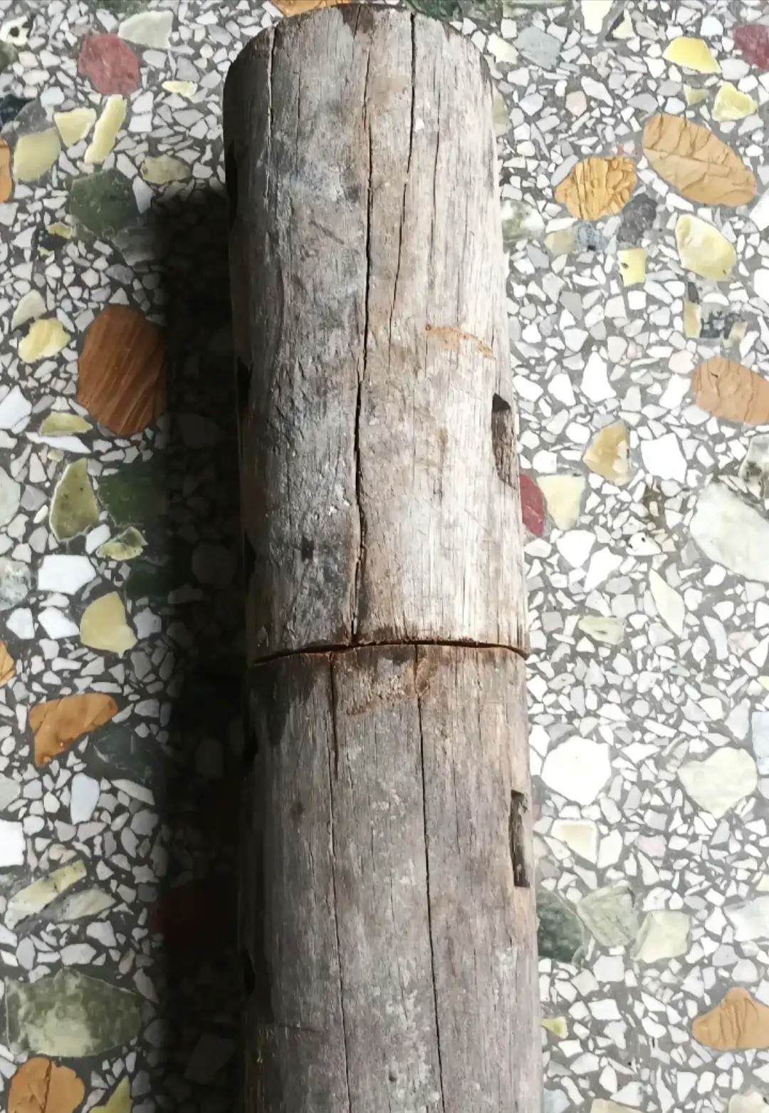 当他试图锯一根老木料时,合金锯片竟然冒出了火星.